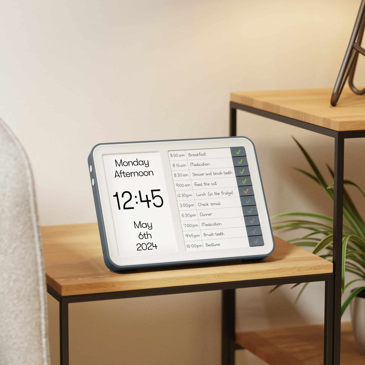 Relish DayHub med klocka och aktivitetslista på ett sidobord