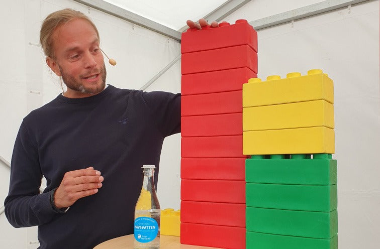 Fredrik luennoi Almedalenissa värikkäiden rakennuspalikoiden kanssa